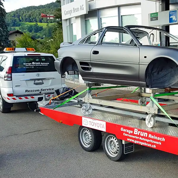 Garage-Brun-Rescue-Service mit Anhänger